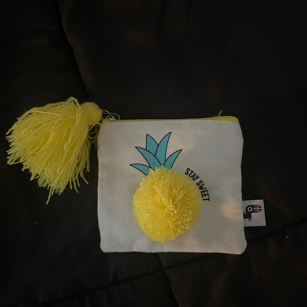Small wallet sized bag w/ a pineapple design